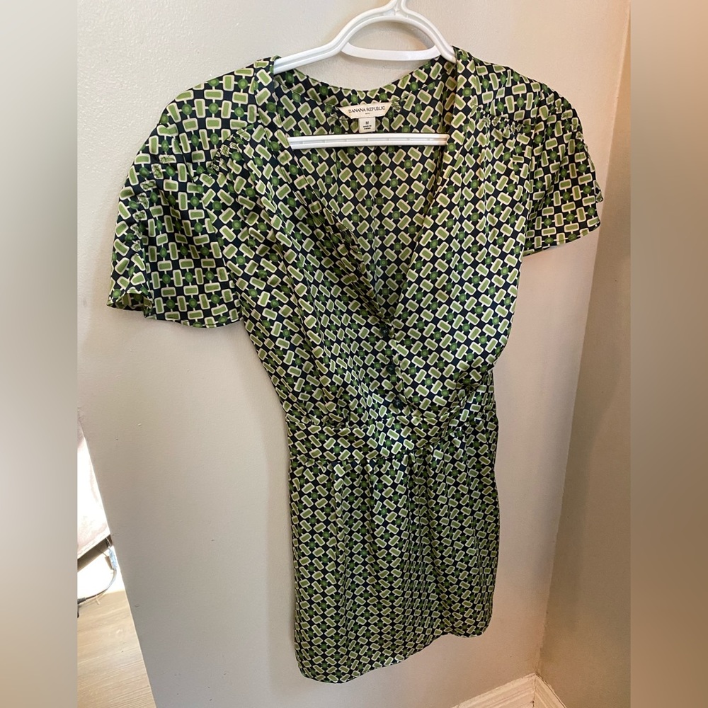 Vintage Banana Republic. Ties in back. 100% Rayon.